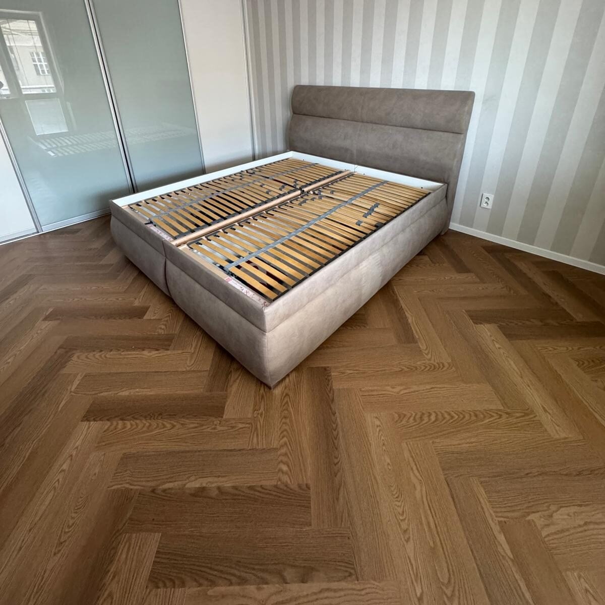 Kompozitná SPC podlaha London Herringbone EGIBI, celkový pohľad na povrch dekoru
